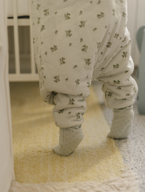 Saco de dormir bebé para invierno con calcetines antideslizantes